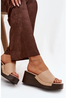 Klapki Damskie Na Koturnie Ze Złotymi Ćwiekami Beżowe Arionne