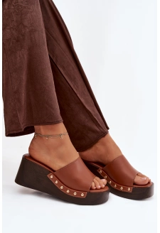 Klapki Damskie Na Koturnie Ze Złotymi Ćwiekami Camel Arionne